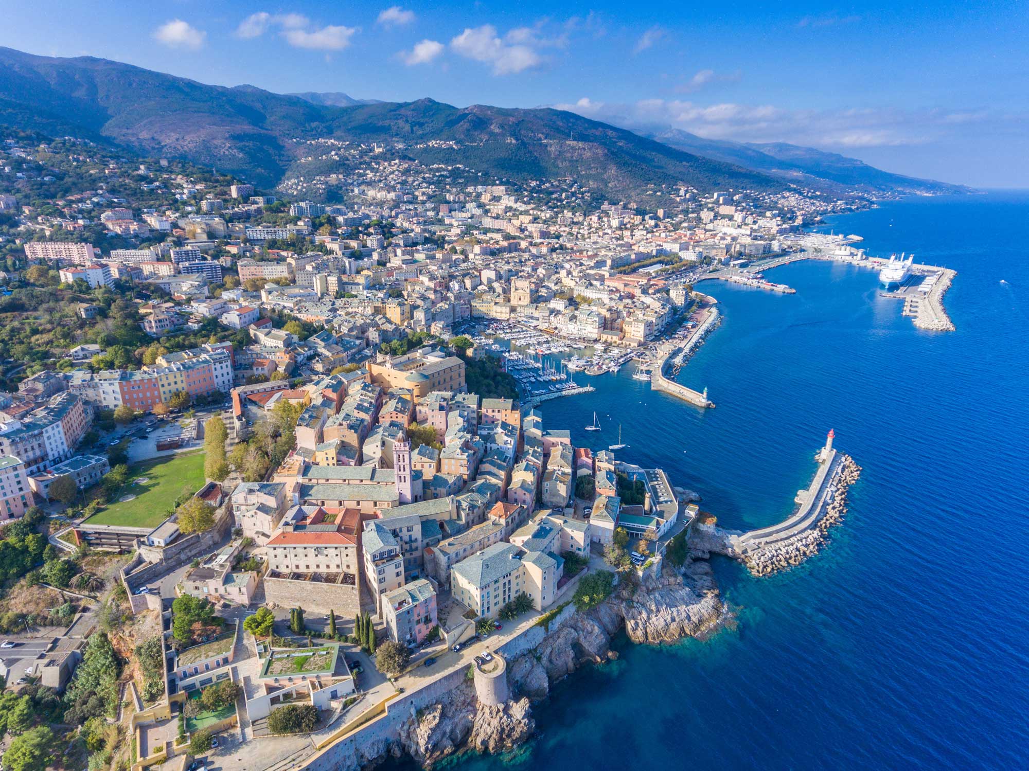 Vue aérienne du port et de la citadelle de Bastia